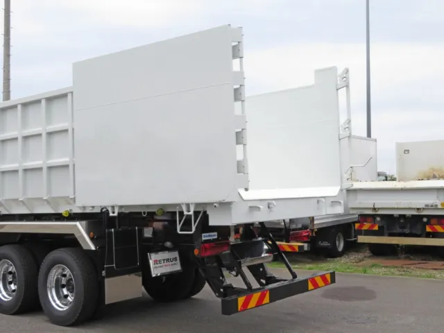 リア扉は片開式です。|三菱 スーパーグレート 2PG-FV80VZの写真11