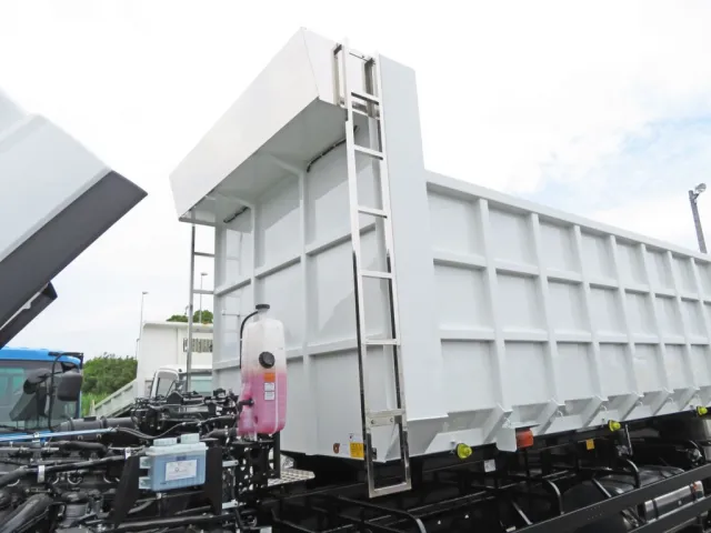 ハシゴ・シートデッキ周りはステンレス製です。|三菱 スーパーグレート 2PG-FV80VZの写真14