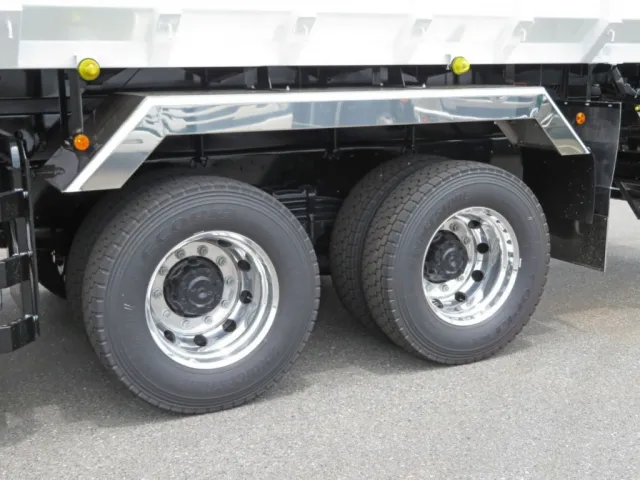 リアフェンダーはステンレス製です。(アルミホイールです)|三菱 スーパーグレート 2PG-FV80VZの写真17