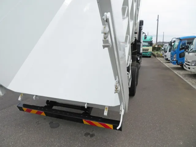 リア扉ロック周辺に少し置きサビがあります。|三菱 スーパーグレート 2PG-FV80VZの写真19