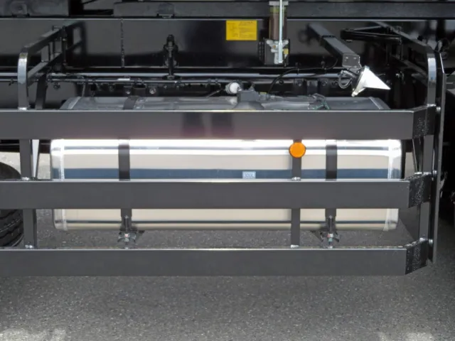 燃料タンクは300Lです。(アルミ製です)|三菱 スーパーグレート 2PG-FV80VZの写真21