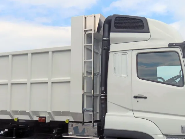 ハシゴ・シートデッキ周りはステンレス製です。|三菱 スーパーグレート 2PG-FV80VYの写真8