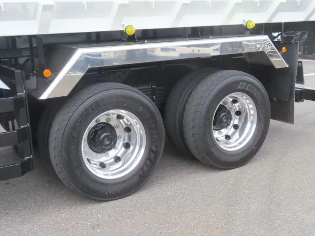 アルミホイールです。(リアフェンダーはステンレス製です)|三菱 スーパーグレート 2PG-FV80VYの写真9