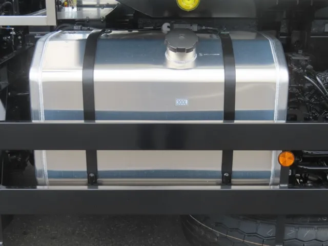 燃料タンクは300Lです。(アルミ製です)|三菱 スーパーグレート 2PG-FV80VYの写真15