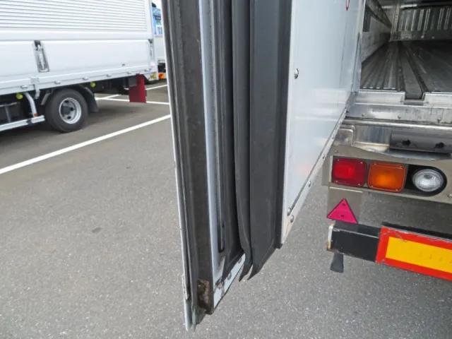 リア扉の厚みです。|トレクス  VFR346ADの写真13