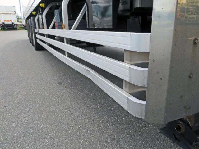 運転席側サイドバンパー前方側にヘコミがあります。|トレクス  VFR346ADの写真40