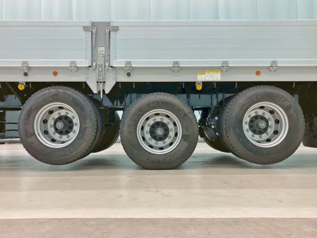 リフトアクスル機能付きです。(1・3軸目がリフトアップします)|トレクス  PFB34114の写真15