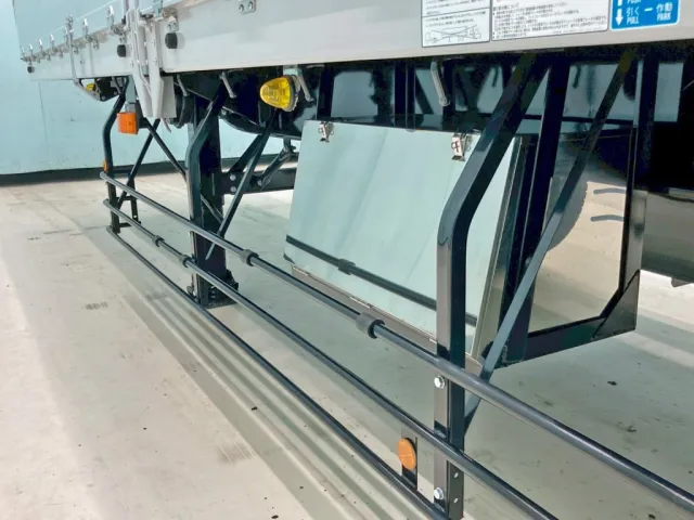 助手席側にステンレス製の工具箱が付いています。|トレクス  PFB34114の写真18