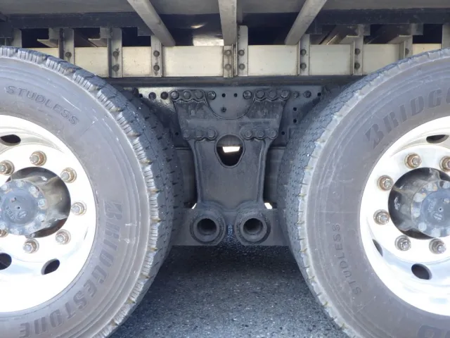 タイヤ間の状態です。（エアサスです）|日野 プロフィア 2DG-FW1AHJの写真5