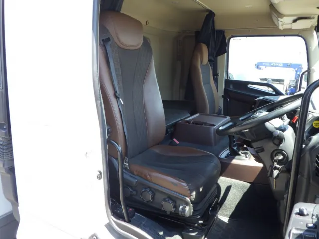 乗車定員は2名です。|日野 プロフィア 2DG-FW1AHJの写真6