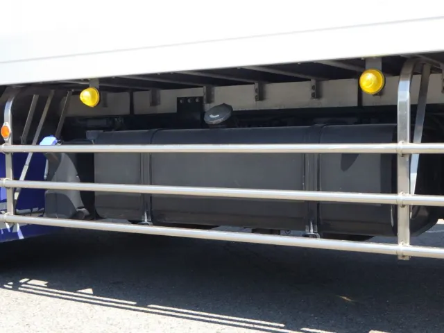 燃料タンクは３００Lです。|日野 プロフィア 2DG-FW1AHJの写真16