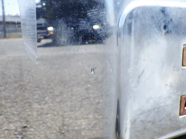 フロントバンパーに飛び石キズがあります。|日野 プロフィア 2DG-FW1AHJの写真29