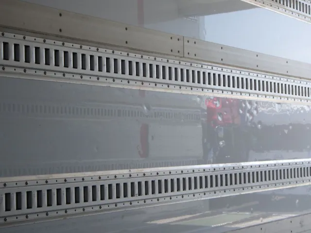 荷台内側にキズ・ヘコミがあります。|日野 プロフィア 2DG-FW1AHJの写真31