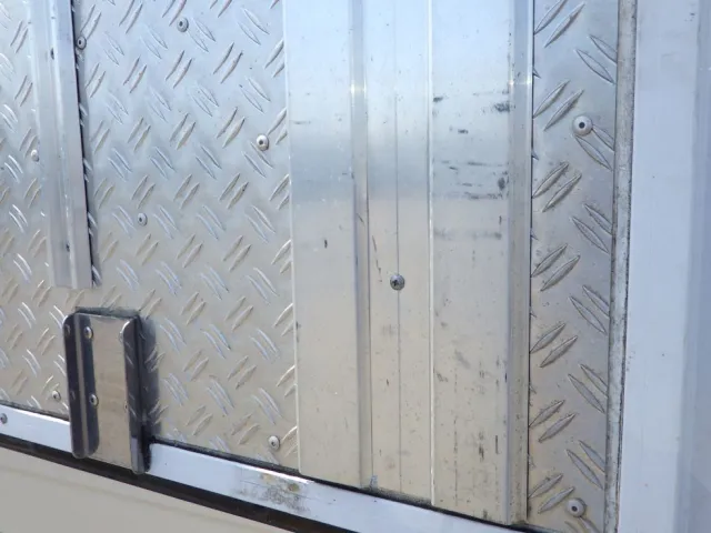 リヤ扉裏側にキズ・ヘコミがあります。|日野 プロフィア 2DG-FW1AHJの写真32