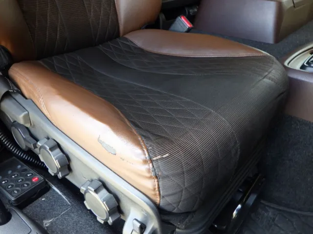 運転席座面にヘタリがあります。|日野 プロフィア 2DG-FW1AHJの写真35
