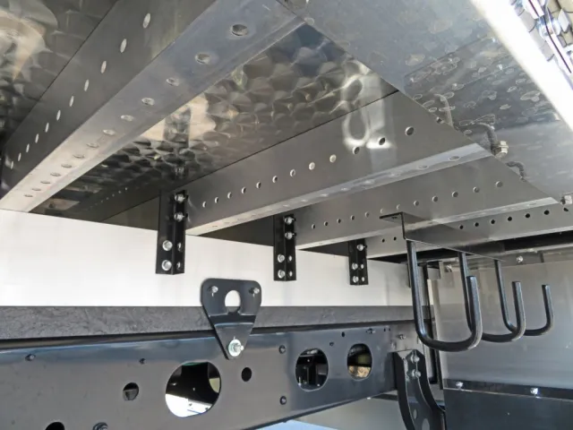 シャーシとネタの状態です。(縦ネタ・横ネタはアルミ製です) ※床面にウロコステンが張ってあります。|三菱 ファイター 2KG-FK65F(2WD)の写真7