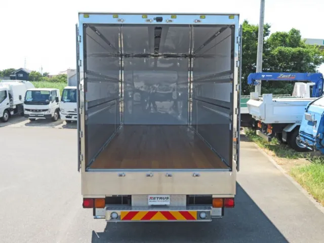 門口周りはステンレス製です。|三菱 ファイター 2KG-FK65F(2WD)の写真8