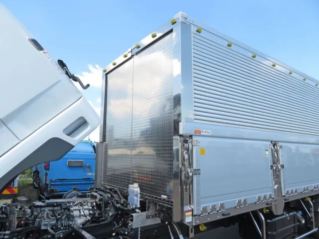 プロテクター前側にウロコステンが張ってらいます。※周辺ステンレスが使われています。|三菱 ファイター 2KG-FK65F(2WD)の写真10