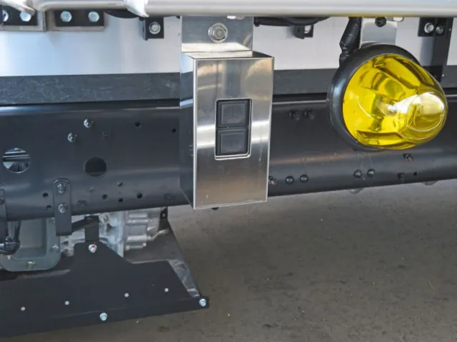 ウイング前方下部にウイング開閉スイッチが付いています。|三菱 ファイター 2KG-FK65F(2WD)の写真11