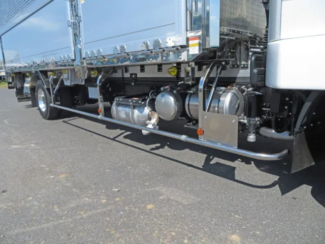 サイドバンパー・サイドバンパーステー・前柱・中柱はステンレス製です。|三菱 ファイター 2KG-FK65F(2WD)の写真12