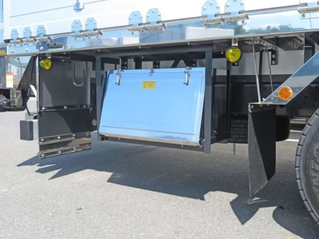 工具箱付きです。(工具箱はステンレス製です、ステーは鉄製です)|三菱 ファイター 2KG-FK65F(2WD)の写真14