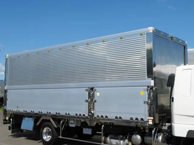 ウイング前方・ウイングサイド上部にマーカーが付いています。|三菱 ファイター 2KG-FK65F(2WD)の写真15