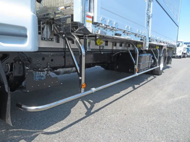 サイドバンパー・サイドバンパーステー・前柱・中柱はステンレス製です。|三菱 ファイター 2KG-FK65F(2WD)の写真17