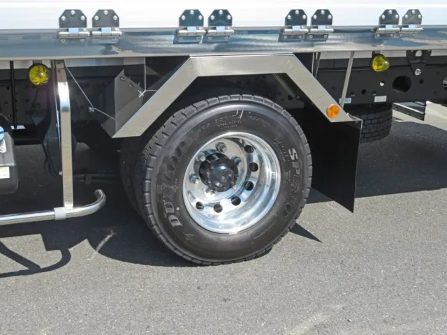 リアフェンダーはステンレス製です。(アルミホイールです)|三菱 ファイター 2KG-FK65F(2WD)の写真18