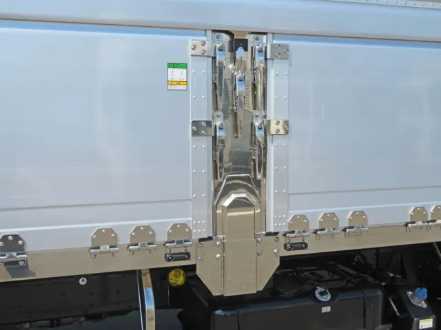 中柱のウイングロック上部はロック付きです。|三菱 ファイター 2KG-FK65F(2WD)の写真22