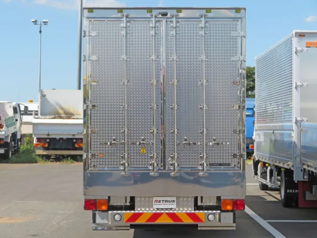 リア扉表面にウロコステンが張ってあります。(ハンマーロックはステンレス製です)|三菱 ファイター 2KG-FK65F(2WD)の写真24