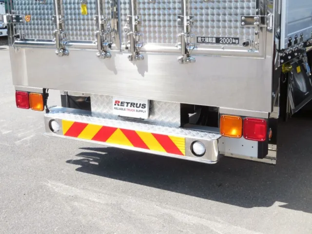 リアステップはステンレス製、周辺にアルミの縞板が張ってあります。|三菱 ファイター 2KG-FK65F(2WD)の写真25