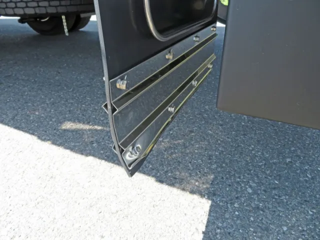 助手席側リアの泥除け下部のステンレスの板に軽い曲がりがあります。|三菱 ファイター 2KG-FK65F(2WD)の写真26