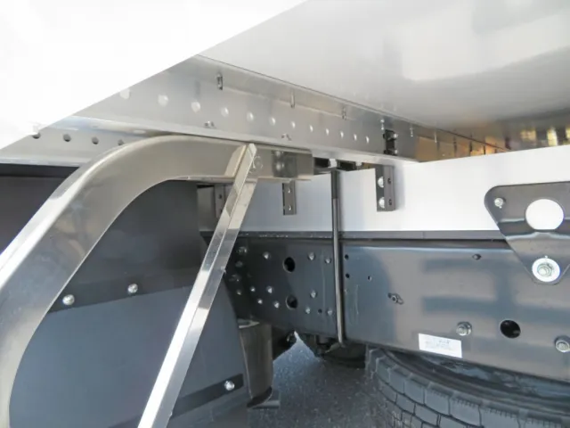 シャーシとネタの状態です。(縦ネタ・横ネタはアルミ製です)|三菱 ファイター 2KG-FK65F(2WD)の写真7