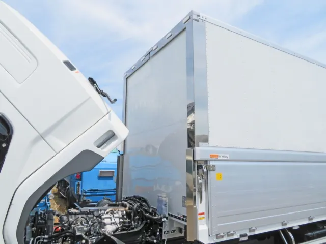 ウイング前方周りはステンレス製です。|三菱 ファイター 2KG-FK65F(2WD)の写真9