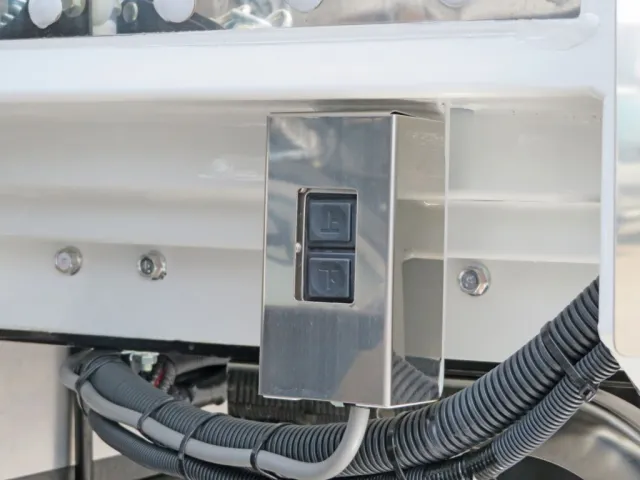 前方にウイング開閉スイッチが付いています。|三菱 ファイター 2KG-FK65F(2WD)の写真10