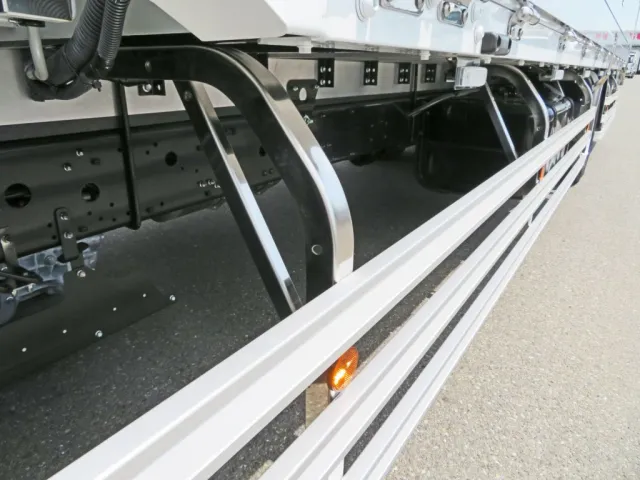 サイドバンパーステーはステンレス製です。※サイドバンパーアルミ製です。|三菱 ファイター 2KG-FK65F(2WD)の写真13