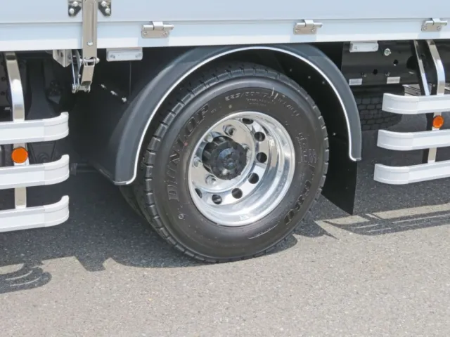 リアフェンダーは樹脂製です。(アルミホイールです)|三菱 ファイター 2KG-FK65F(2WD)の写真14