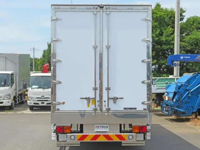 ハンマーロック・丁番はステンレス製です。(テールランプ上部・リアステップもステンが使われています)|三菱 ファイター 2KG-FK65F(2WD)の写真17