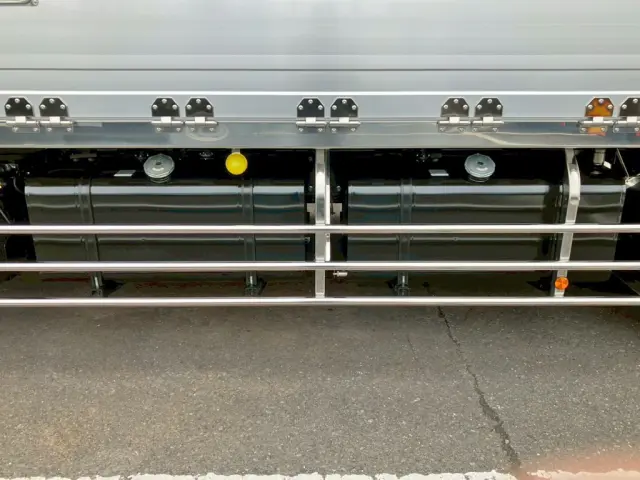 燃料タンクは300Lが2つ付いています。|日野 プロフィア 2DG-FW1AHC(4WD)の写真25