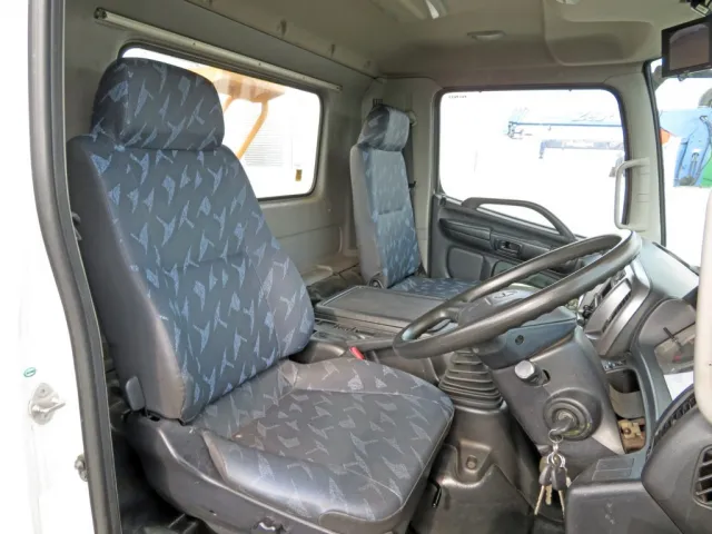 運転席座面にヘタリ・破れがあります。|日野 レンジャー SKG-FC9JGAP(2WD)の写真6