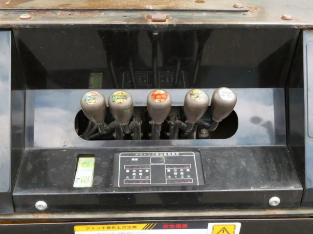 後方の上物操作レバーです。|日野 レンジャー SKG-FC9JGAP(2WD)の写真10