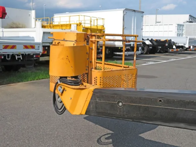 バケットを首振りした状態です。|日野 レンジャー SKG-FC9JGAP(2WD)の写真19