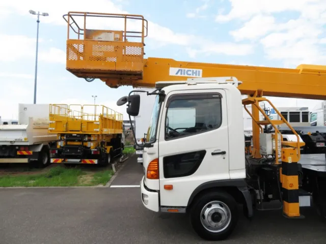 バケットは車輌より前に出ています。|日野 レンジャー SKG-FC9JGAP(2WD)の写真22