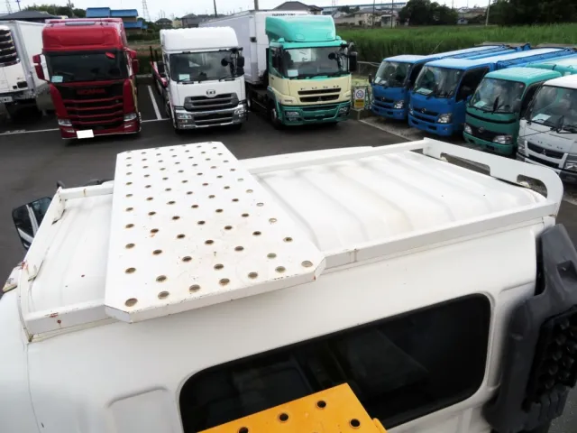 ルーフ後方上部から見た状態です。（細かいサビ・キズ・ヘコミがあります）|日野 レンジャー SKG-FC9JGAP(2WD)の写真23