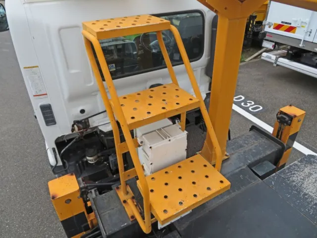 キャブ後方に階段が付いています。（ルーフの足場につながっています。）|日野 レンジャー SKG-FC9JGAP(2WD)の写真25