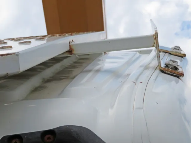 ルーフ上部にヘコミがあります。（キャリアーステーにサビ・軽い曲がりがあります）|日野 レンジャー SKG-FC9JGAP(2WD)の写真29