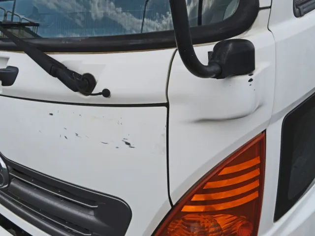 フロントパネルに看板はがし跡があります。|日野 レンジャー SKG-FC9JGAP(2WD)の写真33