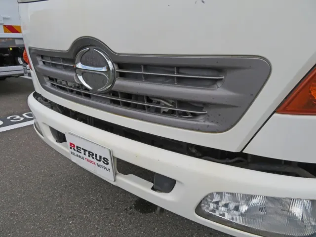 フロントグリルに色あせ・細かいキズがあります。|日野 レンジャー SKG-FC9JGAP(2WD)の写真35