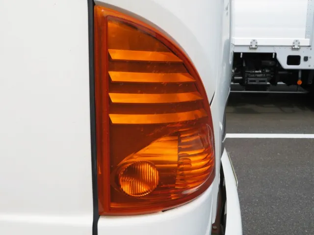 運転席側のウインカーレンズに細かいキズがあります。|日野 レンジャー SKG-FC9JGAP(2WD)の写真36