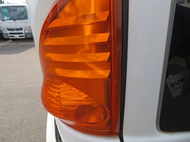 助手席側のウインカーレンズに細かいキズがあります。|日野 レンジャー SKG-FC9JGAP(2WD)の写真37